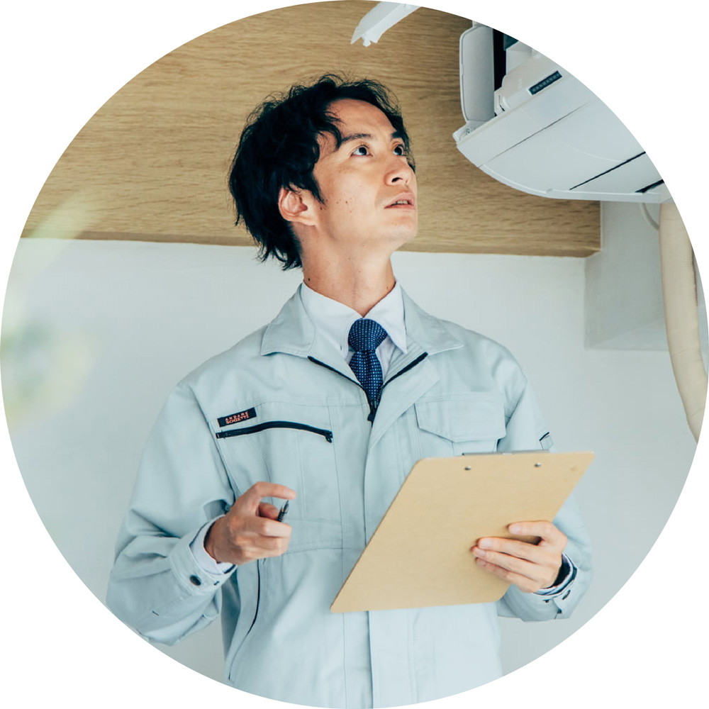 空調設備を点検するスタッフ