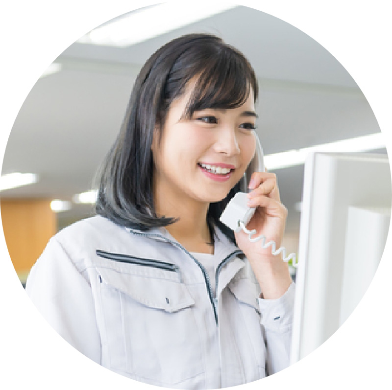 電話対応を行うスタッフ
